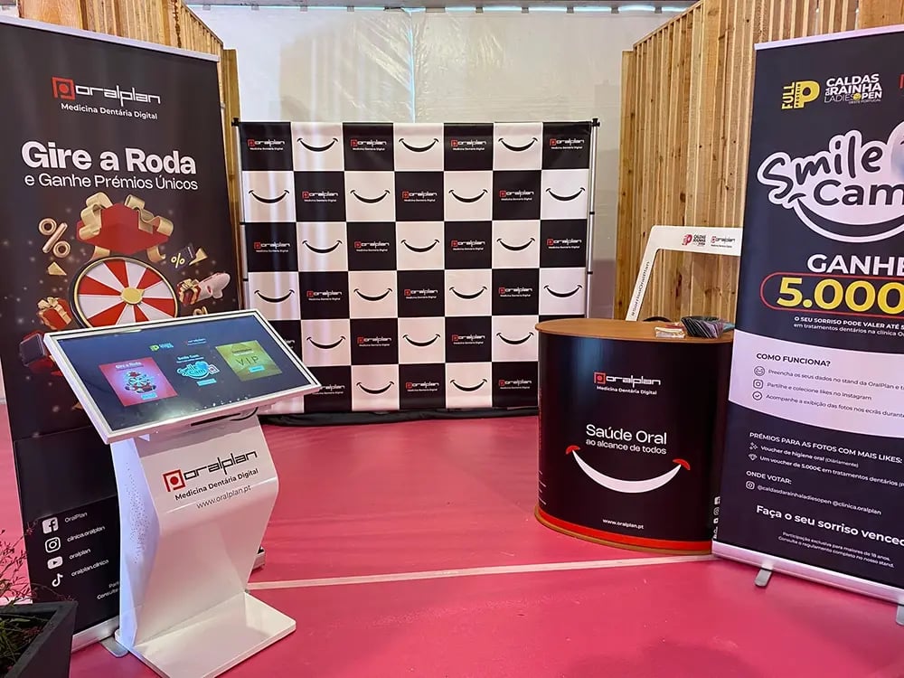 Stand da OralPlan no Caldas Ladies Open 2026 com atividades para visitantes.