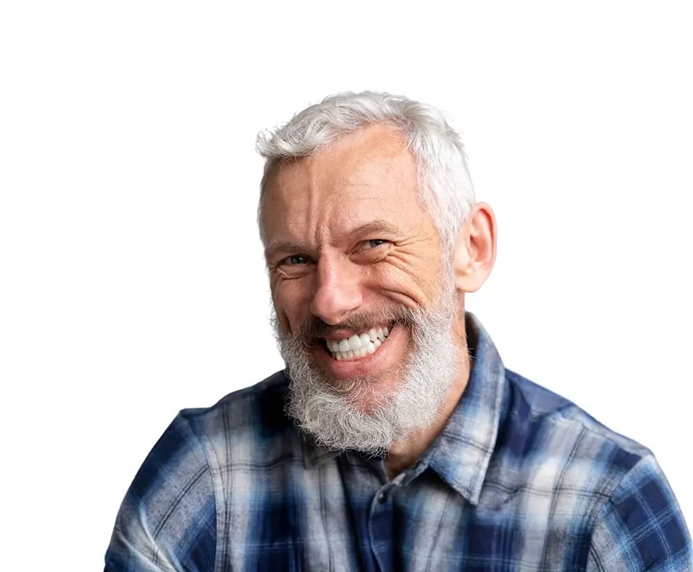 Paciente satisfeito após tratamento com overdenture apoiada em implantes dentários.