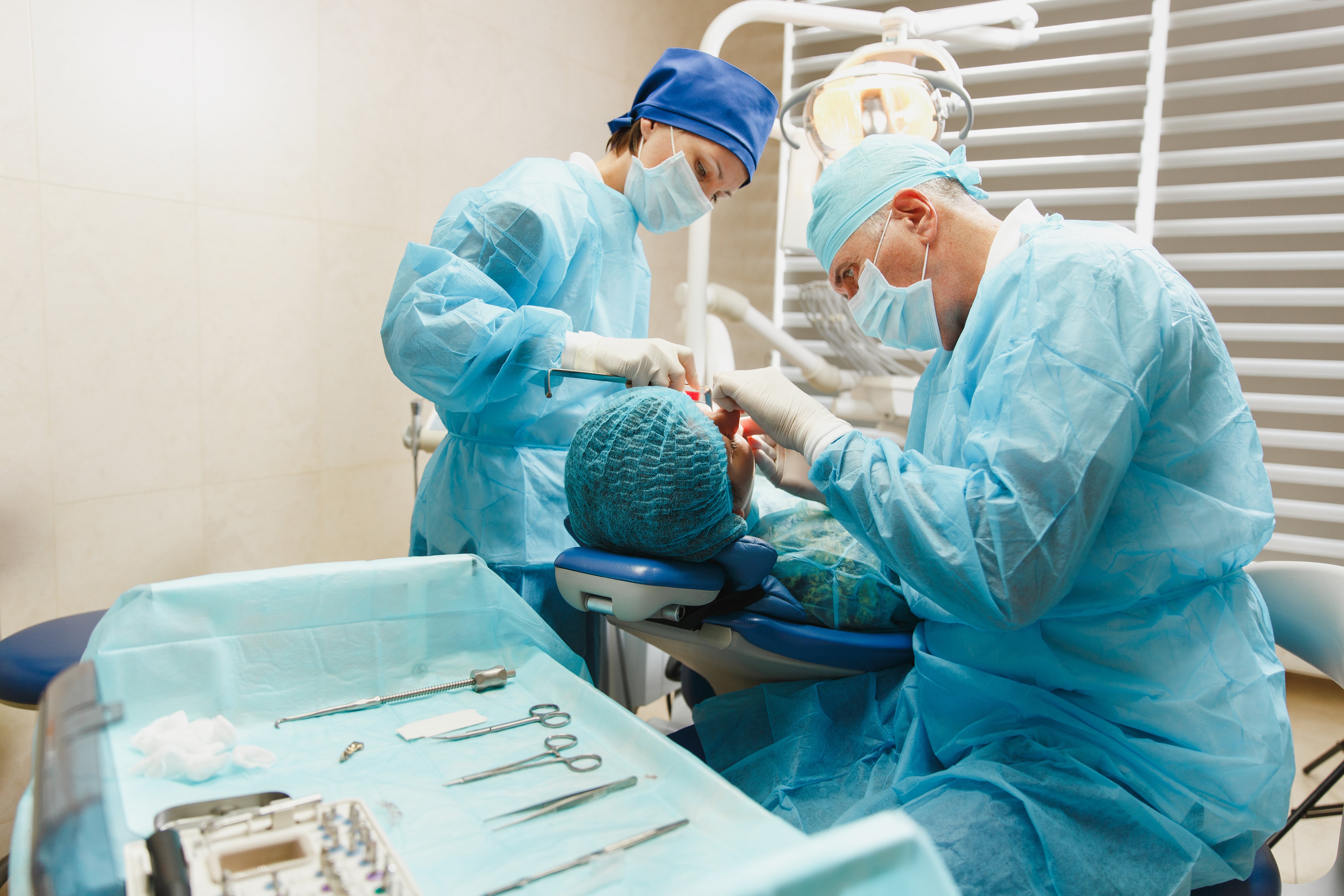 Cirurgia de colocação de implantes dentários para suporte de uma prótese fixa sobre implantes.