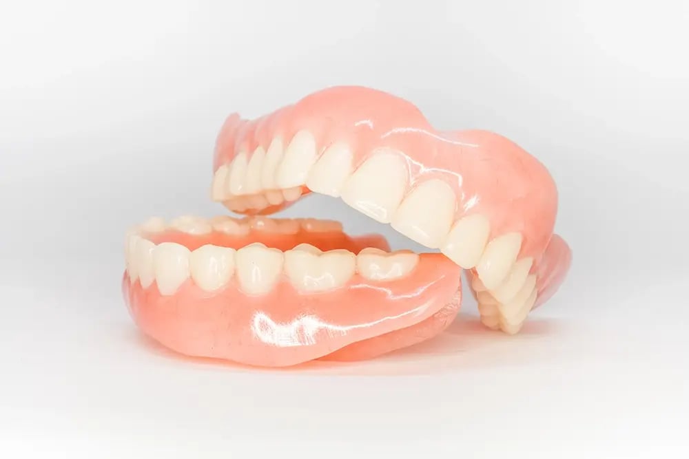 Prótese dentária removível convencional utilizada para substituir dentes perdidos