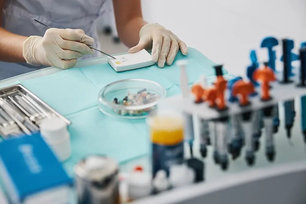 Materiais utilizados no planeamento de uma prótese fixa sobre implantes.
