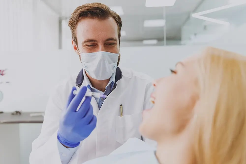 Avaliação clínica antes da colocação de prótese fixa sobre implantes.