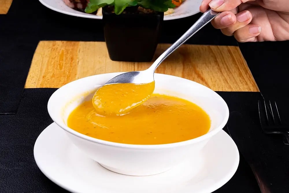 Sopa morna recomendada durante a primeira semana após colocação de implantes dentários
