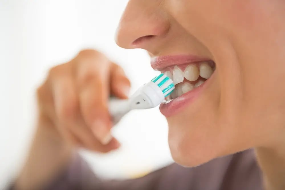 Higiene oral adequada durante a recuperação após colocação de implantes dentários