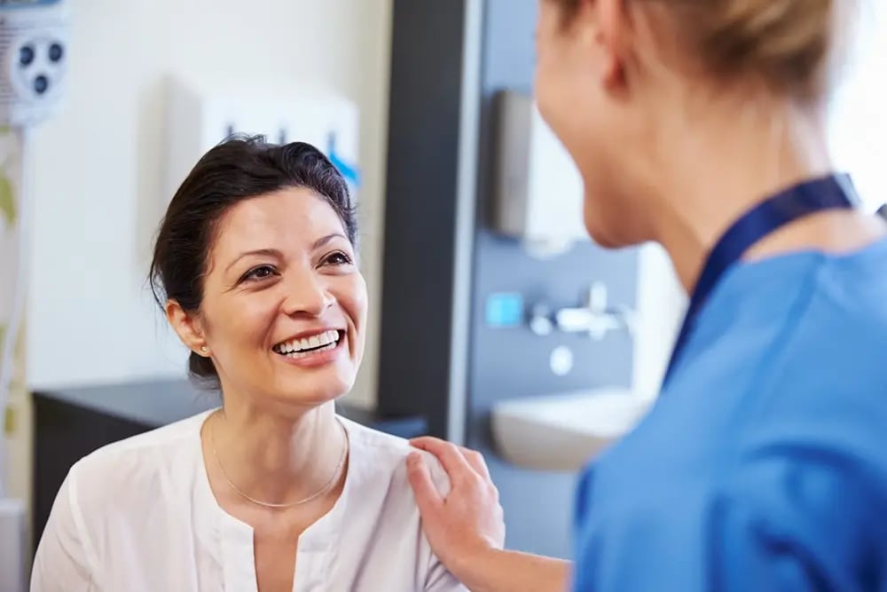 Equipa de uma clínica de implantes dentários a acompanhar o tratamento de um paciente.