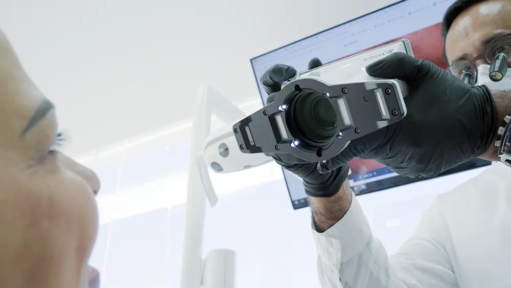 Médico realiza scanner intraoral durante a avaliação para implantes dentários, analisando a estrutura oral antes de definir o tratamento mais adequado.