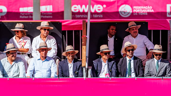 Presidente da República, António José Seguro, no camarote do Caldas da Rainha Ladies Open 2026, acompanhado por representantes institucionais e da organização.
