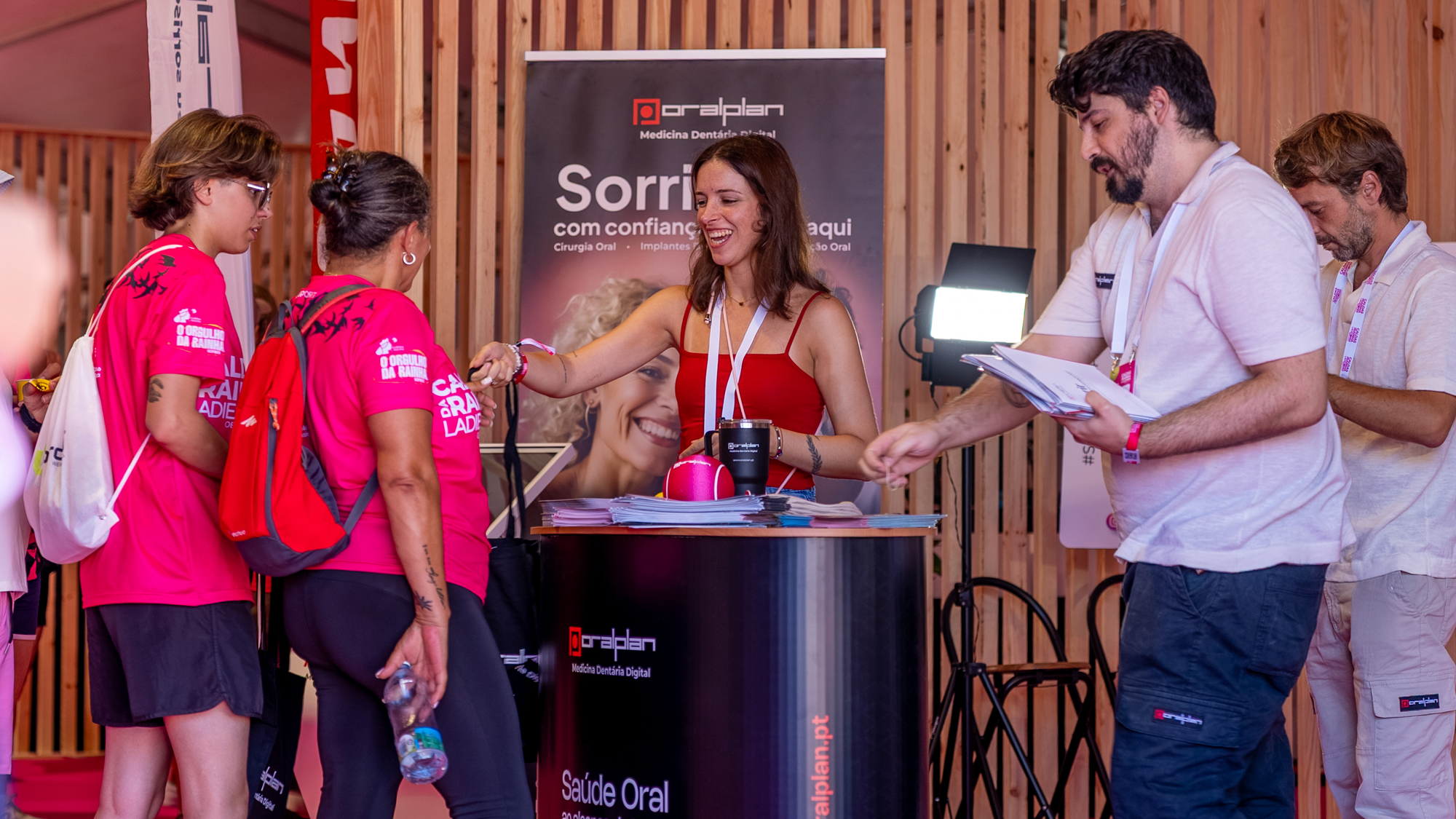 Espaço OralPlan no Caldas da Rainha Ladies Open 2026 com visitantes e equipa durante o evento.