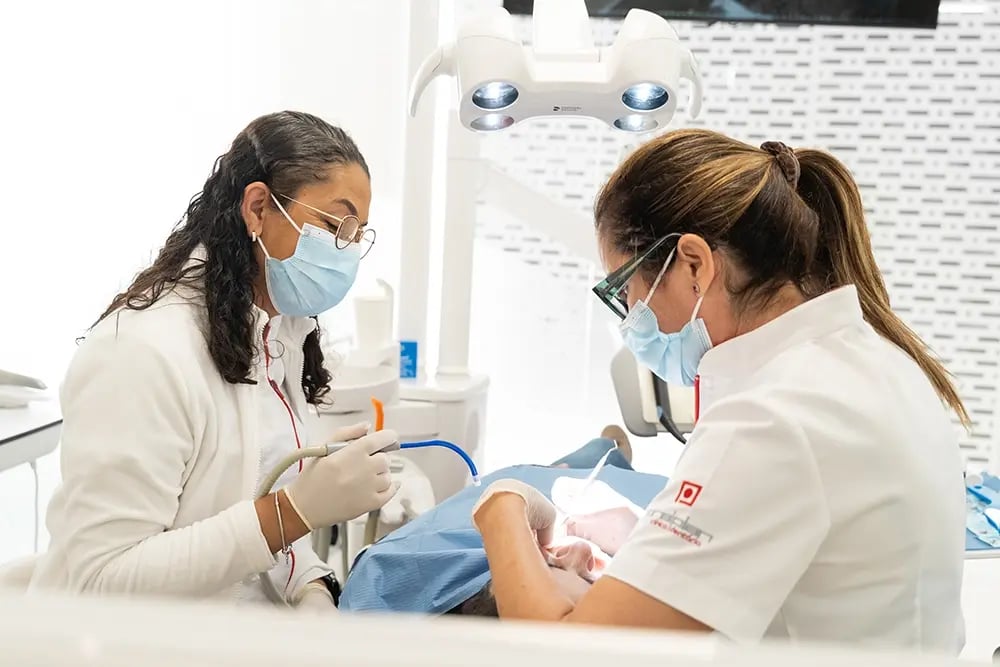Acompanhamento clínico após colocação de implantes dentários durante o período de recuperação