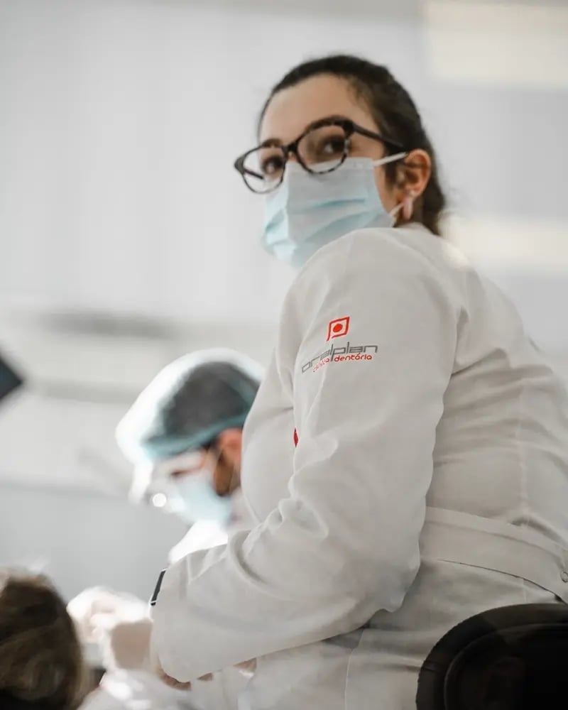 Equipa clínica durante uma cirurgia de implantes dentários na OralPlan.