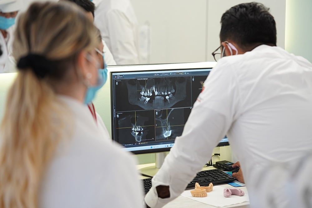 Planeamento digital do tratamento com implantes dentários antes da cirurgia.