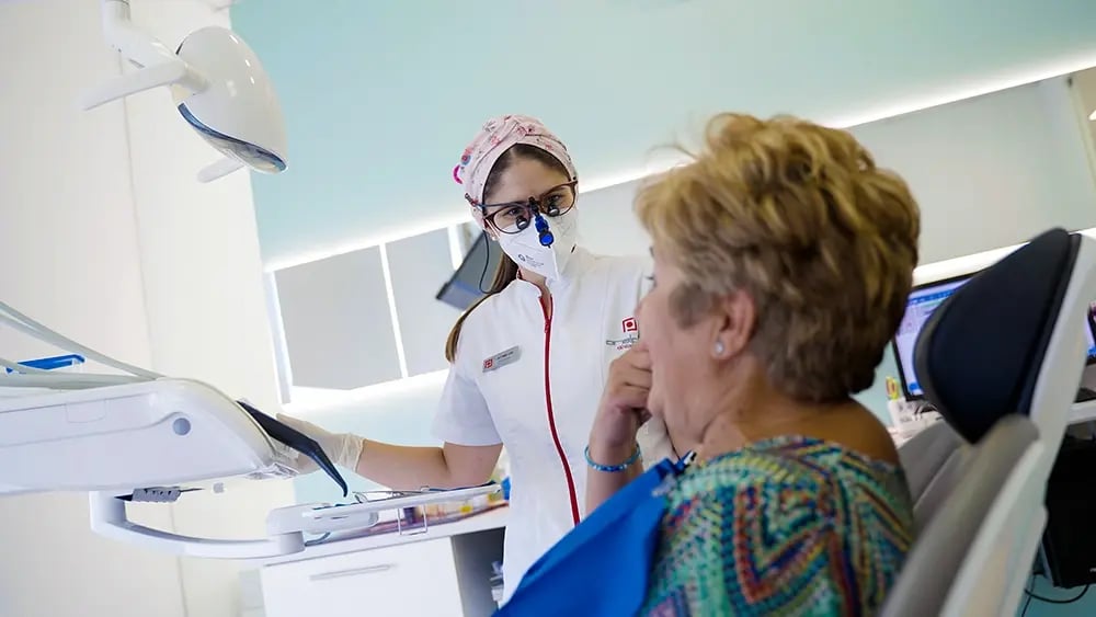 Consulta de avaliação para determinar a melhor solução de reabilitação oral com implantes dentários