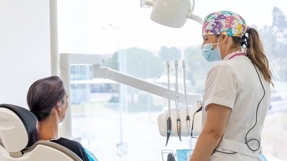 Paciente em consulta de acompanhamento do tratamento com implantes de carga imediata