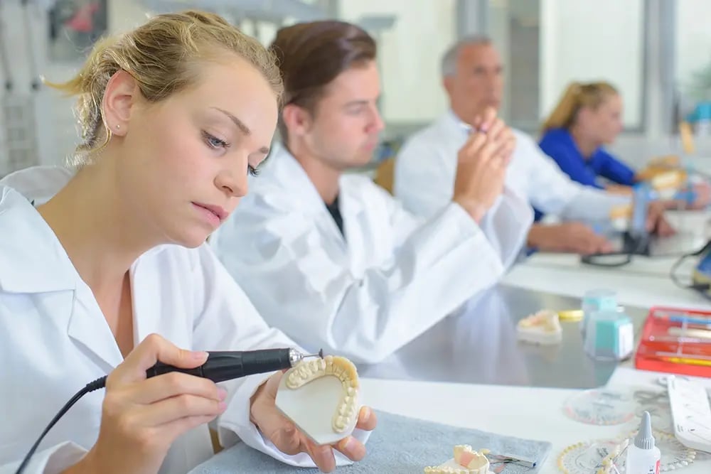 Laboratório dentário a desenvolver prótese definitiva para reabilitação com implantes de carga imediata