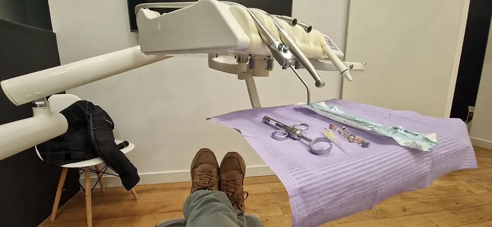 Paciente preparado para cirurgia de implantes dentários de carga imediata em consultório dentário