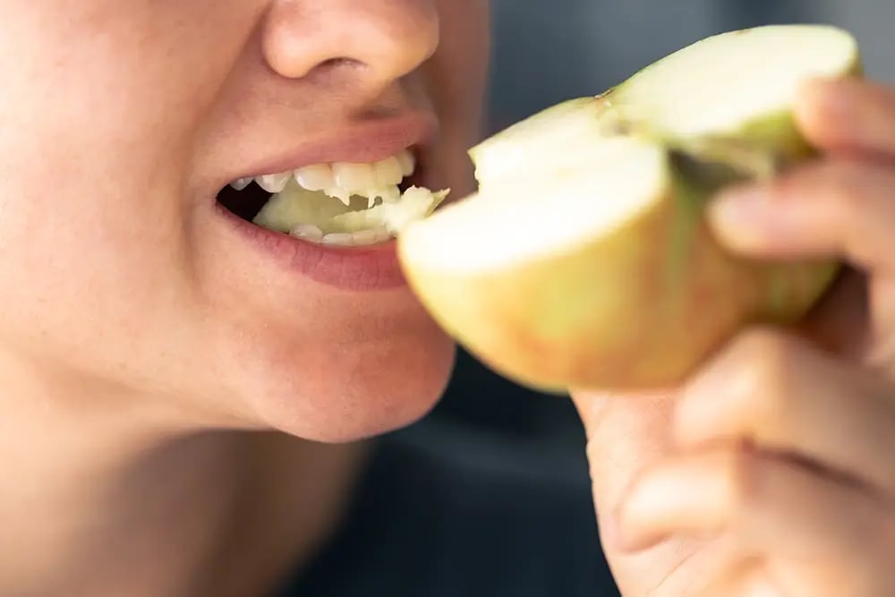Alimento duro que deve ser evitado na primeira semana após colocação de implantes dentários