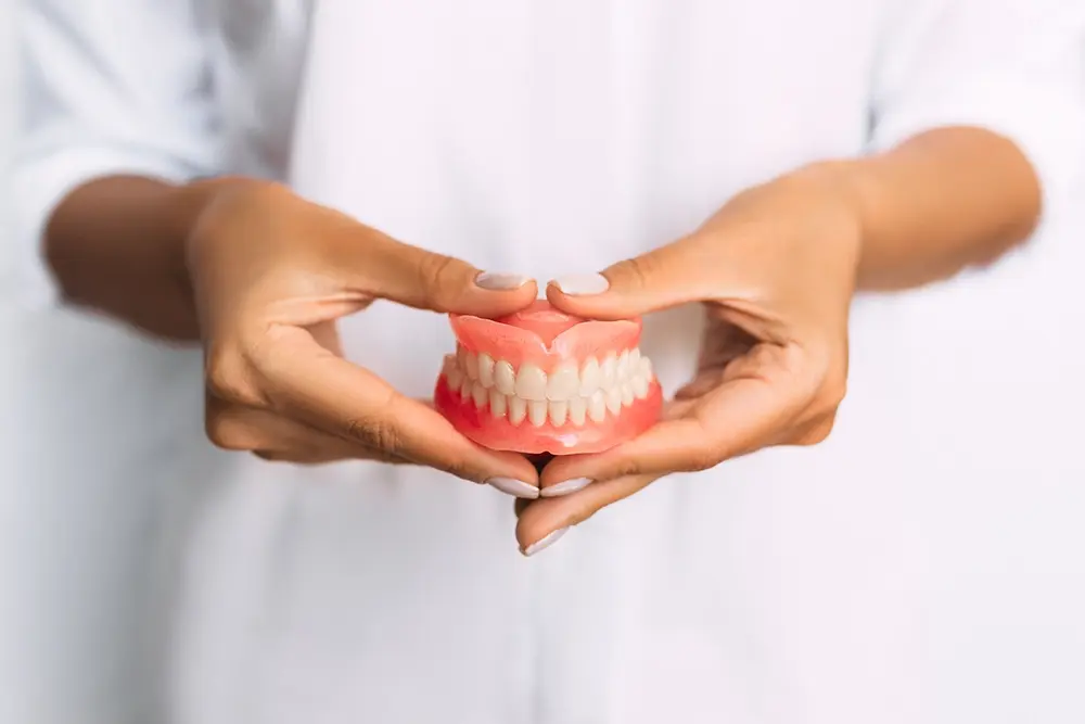 Qual é a diferença entre uma overdenture e uma dentadura convencional?