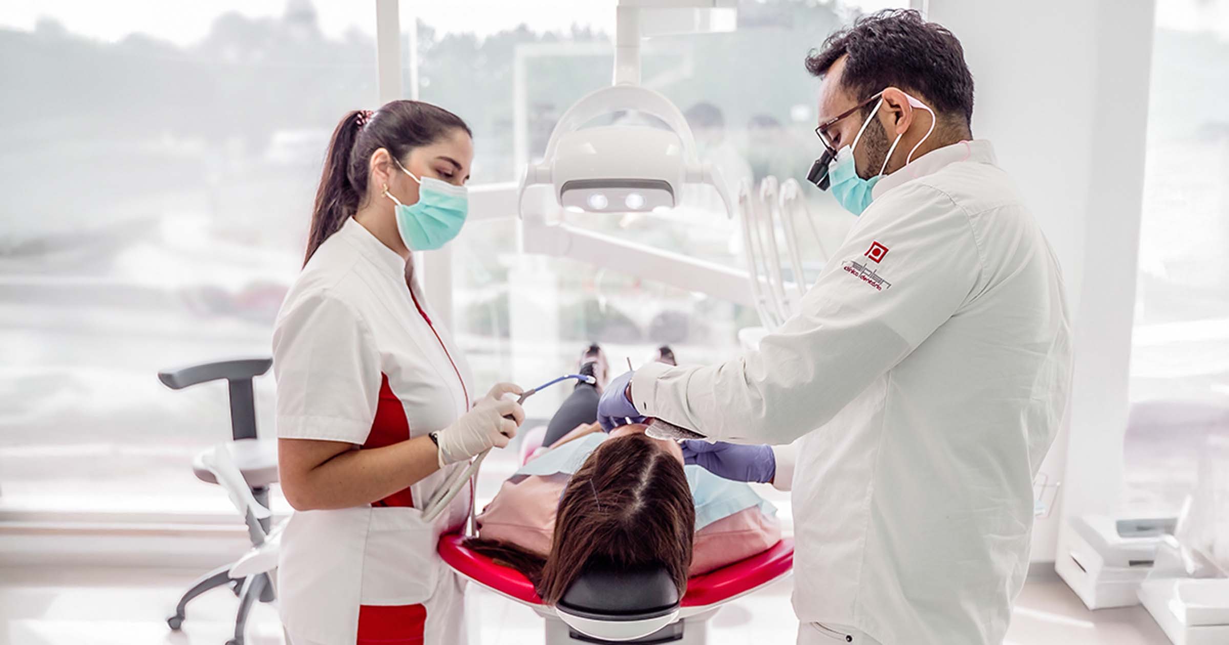 Como escolher uma clínica para implantes dentários: 4 indicadores a analisar