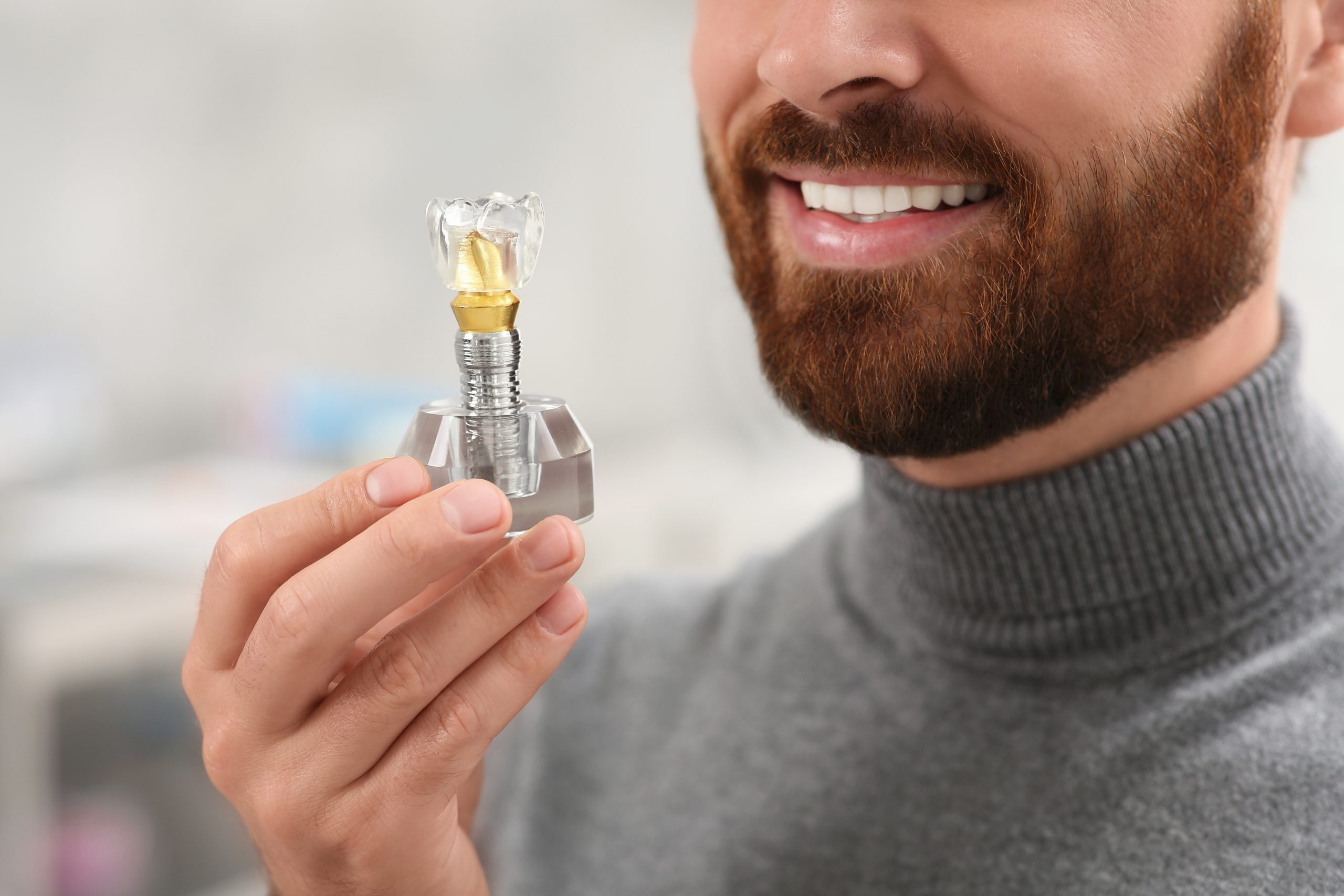 Há idade mínima ou máxima para colocar implantes dentários?