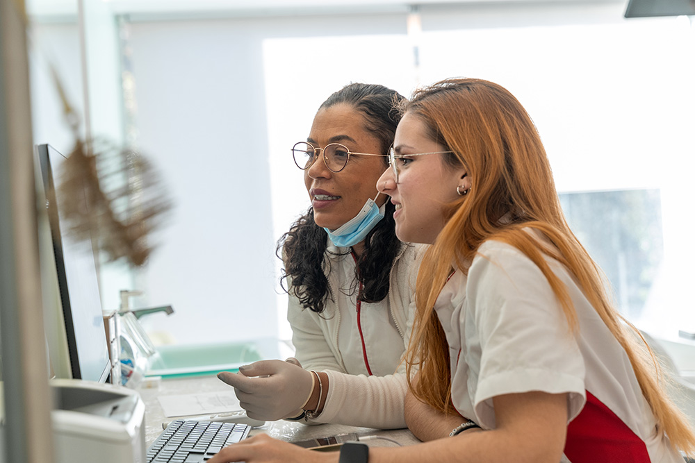 Como escolher a melhor clínica de implantes dentários: a experiência do médico dentista