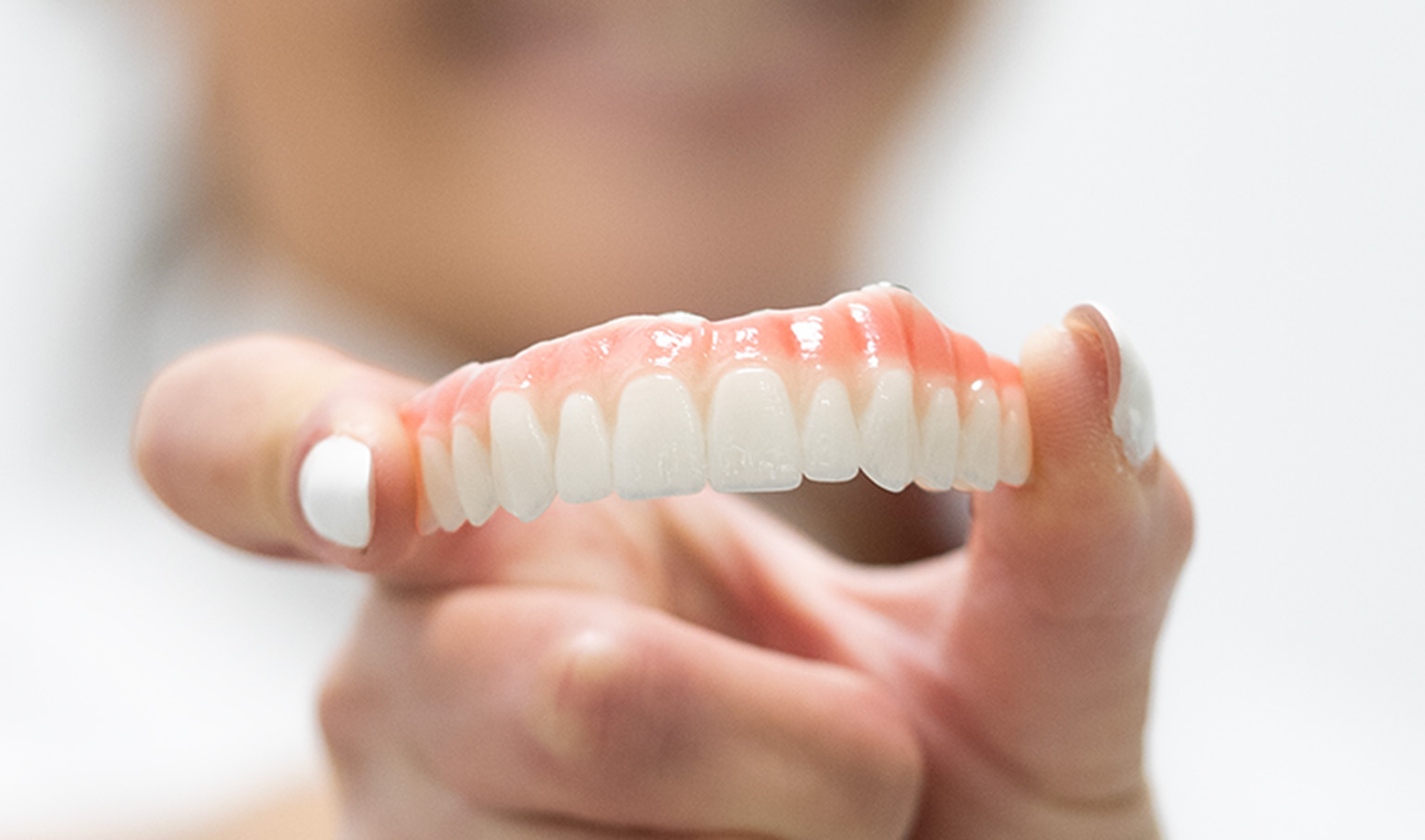 Prótese dentária fixa superior: quais as diferenças face à arcada inferior?